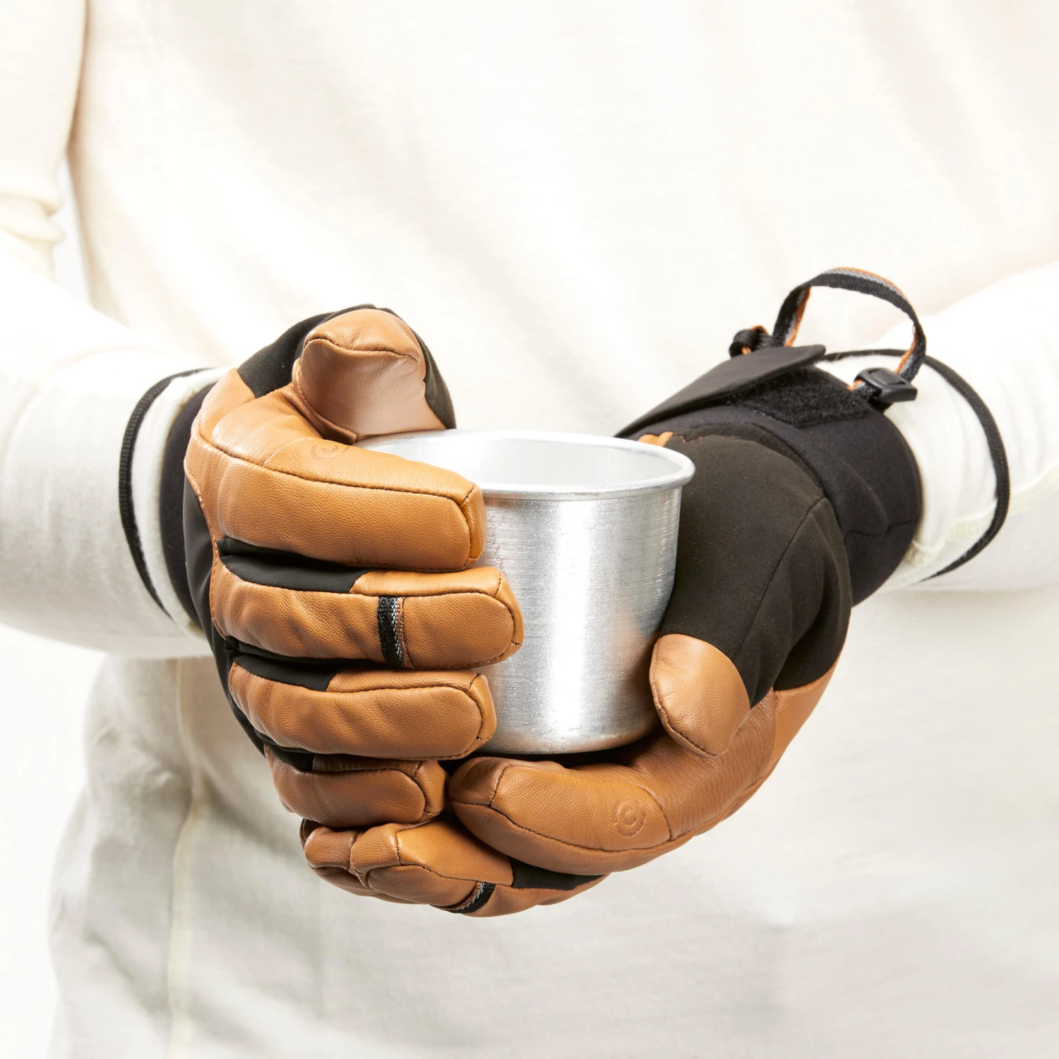 Adult Mountain Trekking Waterproof Leather Gloves MT900 Brown 7 Adult Mountain Trekking Waterproof Leather Gloves MT900 Brown - Image 5