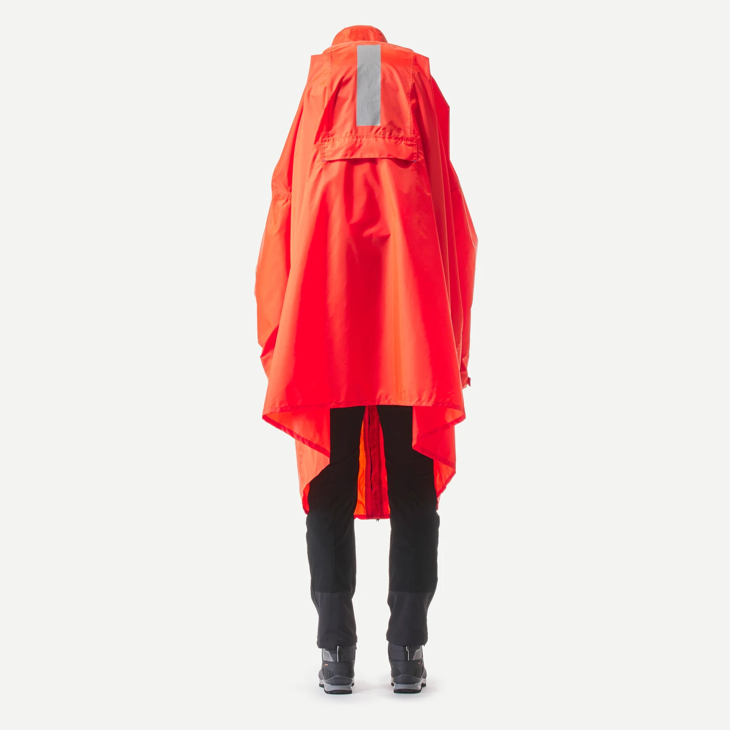Quechua Hiking Rain Poncho - MT900 - 75L - Red 6 Quechua Hiking Rain Poncho - MT900 - 75L - Red - Image 4